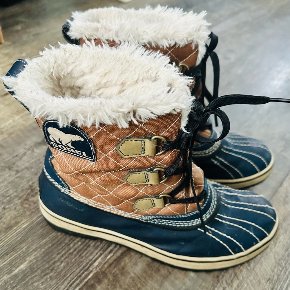 Sorel Women's Tan and Navy Lace Up Duck Boots.